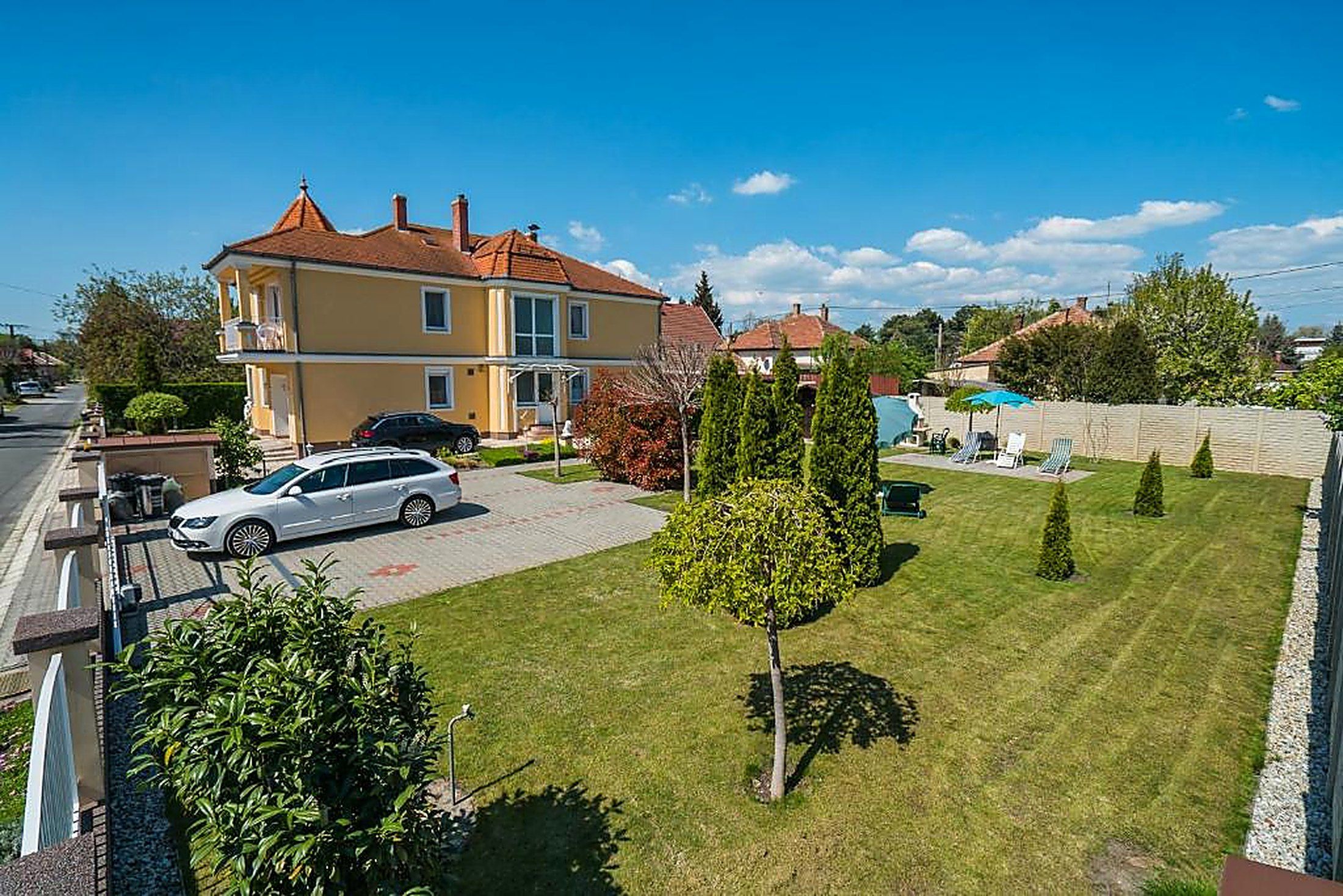 A Korponyi Villa épülete és gondozott kertje Siófokon