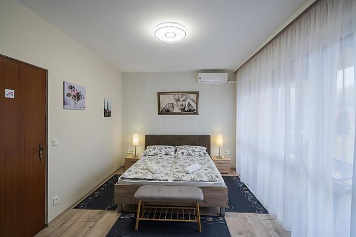 A villa környéke, kert és nyugodt utca